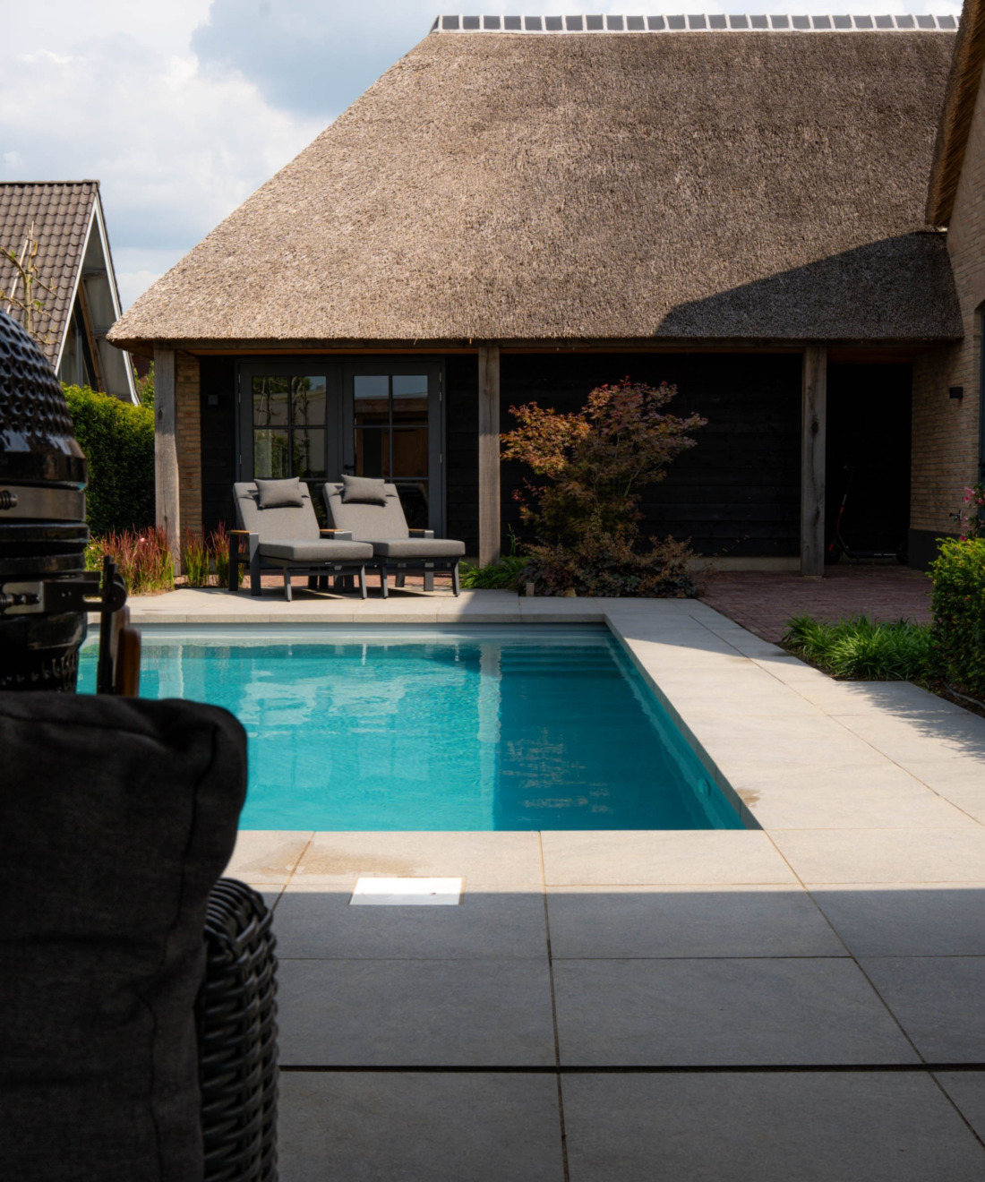 HDPE buitenbad van JDL Zwembaden in luxueuze tuin