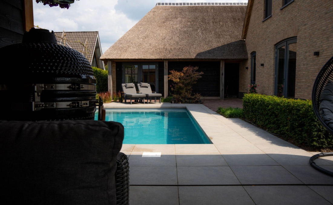 HDPE buitenbad van JDL Zwembaden in luxueuze tuin