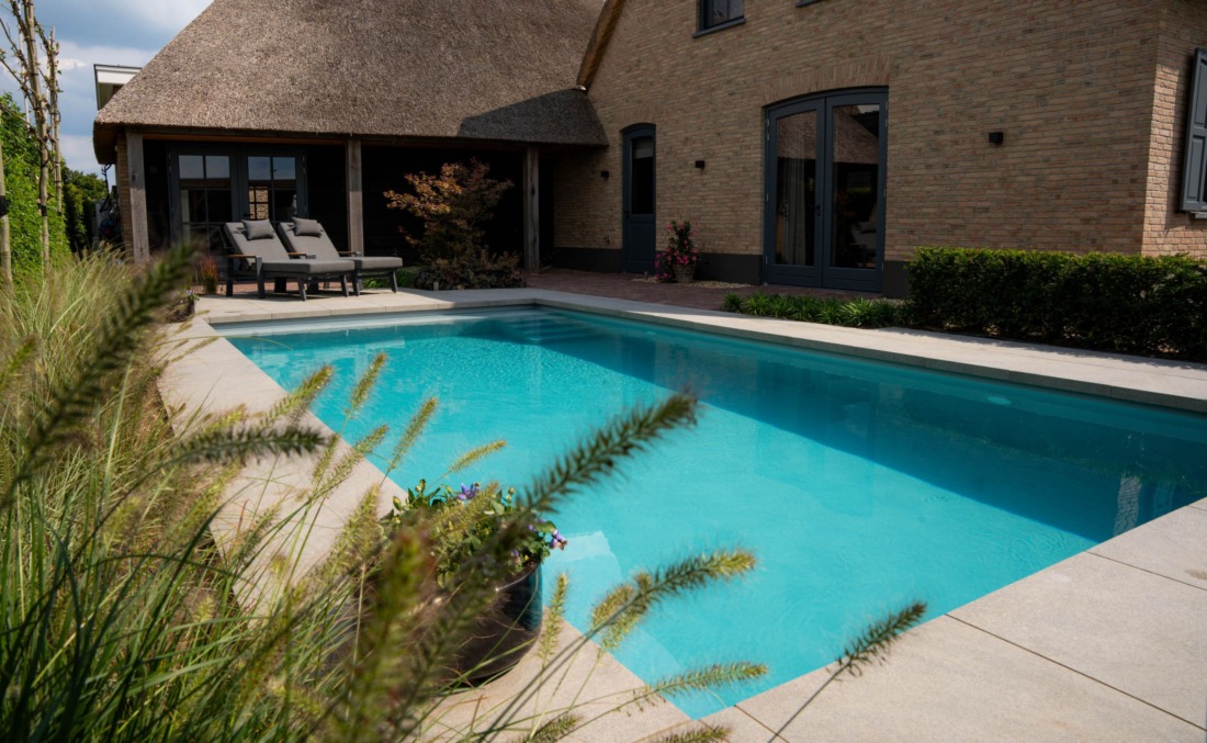 Prachtig HDPE zwembad van JDL Zwembaden in luxueuze tuin