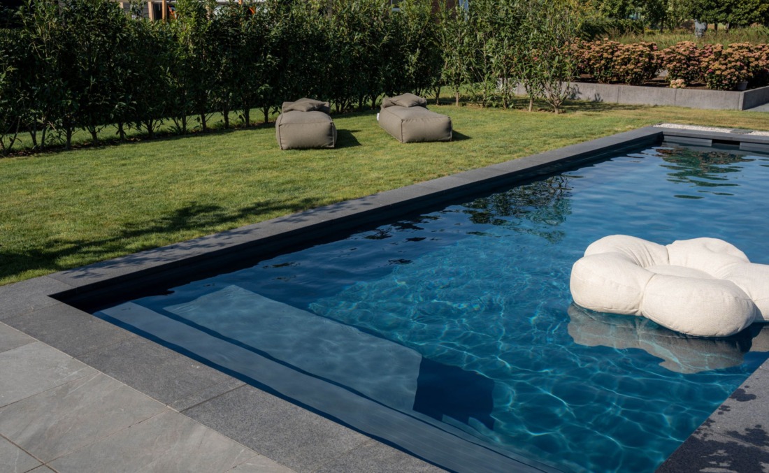 HDPE zwembad met zitgedeelte en inlooptrap