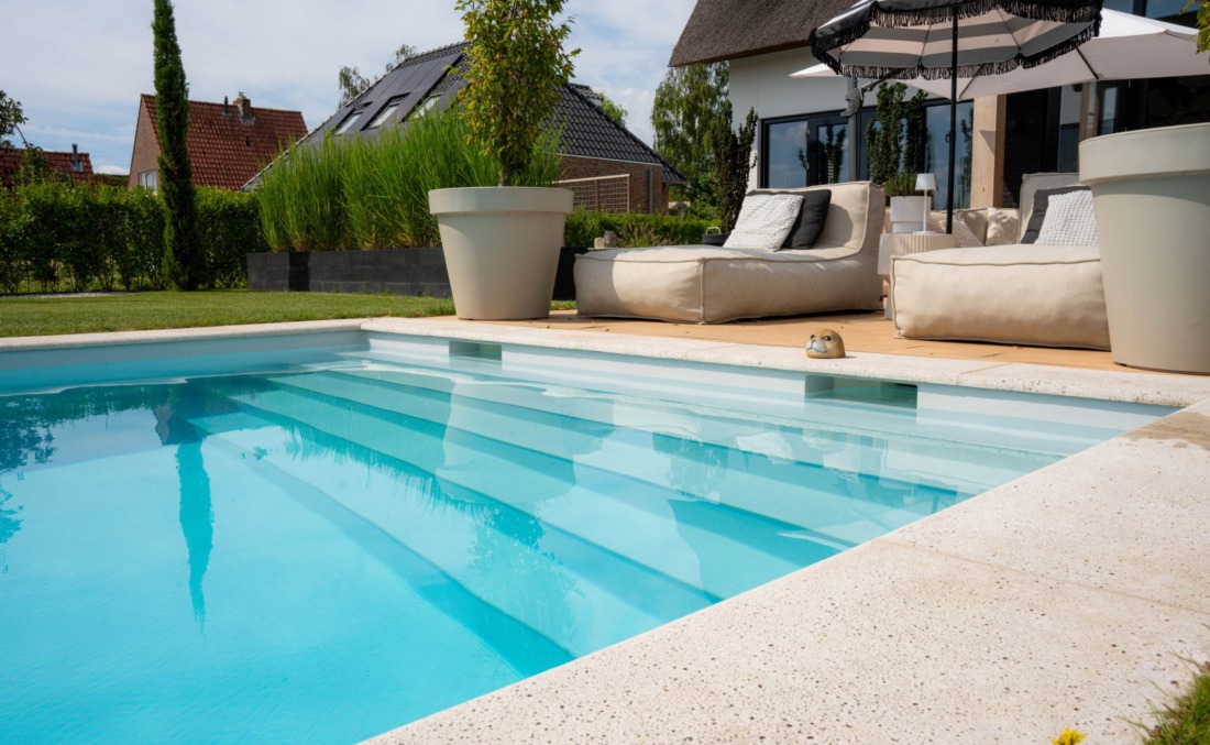Skimmerzwembad inclusief ingebouwde HDPE inlooptrap met luxe zitzakken van Zaque
