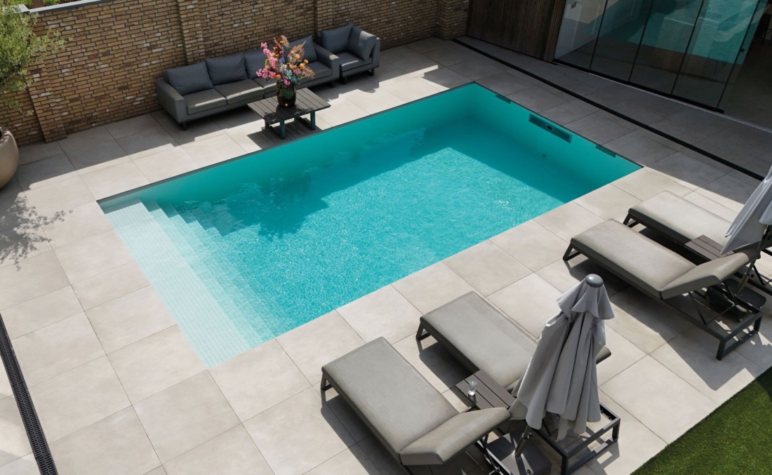 Skimmerzwembad met helder blauw water