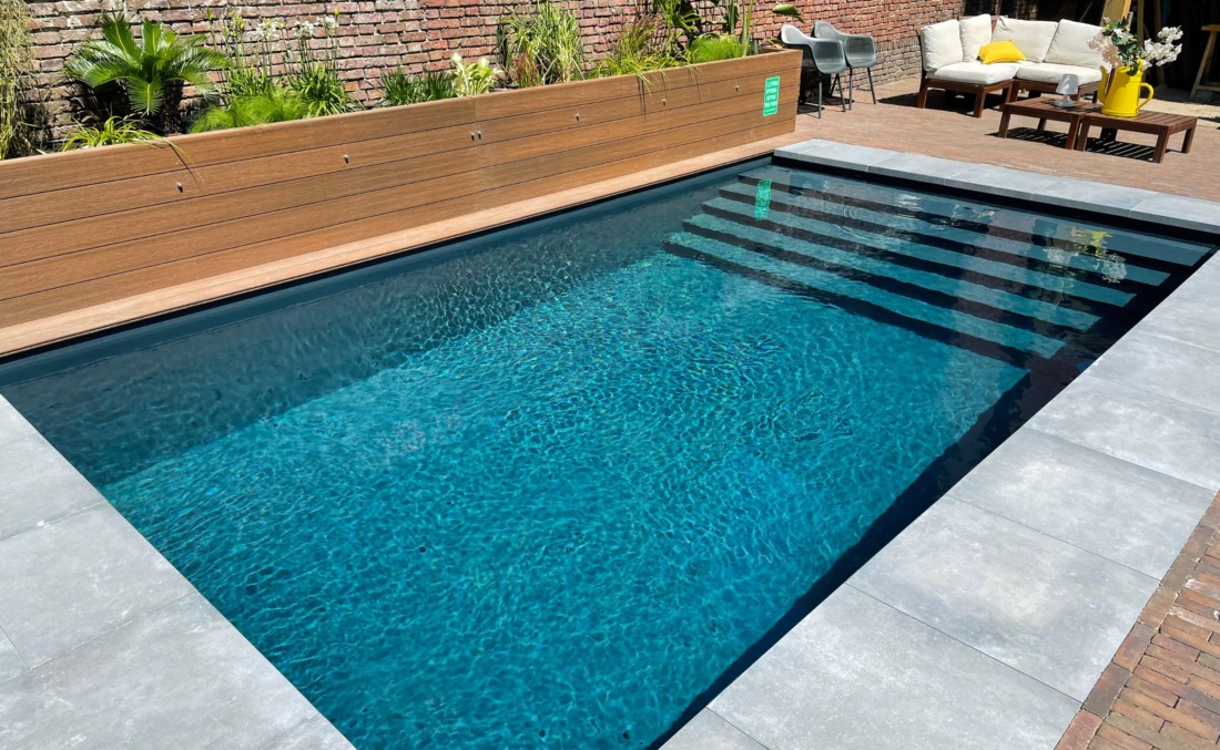 Heldergekleurd zwembad van HDPE met inlooptrap