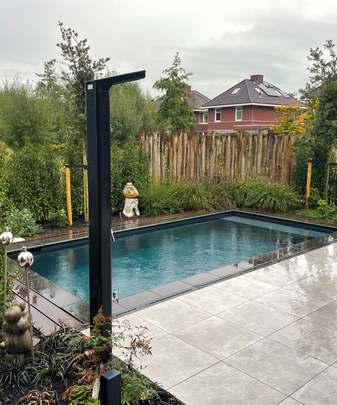 Natuurlijke look zwembad en een tuin met een buitendouche