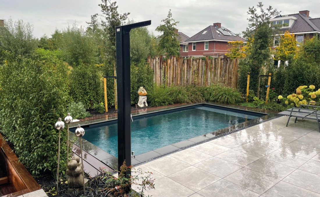 Natuurlijke look zwembad en een tuin met een buitendouche