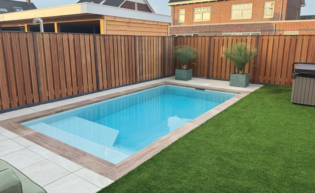 Buitenbad met ingebouwde HDPE trap en zitgedeelte omringd door hout