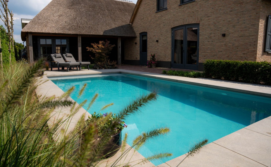 plantjes voor een luxe HDPE zwembad met inlooptrap bij een luxe villa met rieten dak