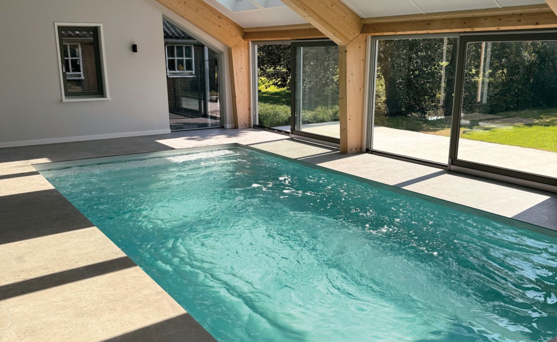 Binnenbad in een binnenruimte met sfeervolle houten balken en mooie lichtinval