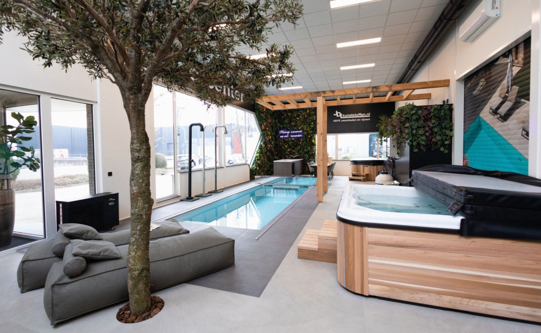 Showroom JDL Zwembaden met binnenbad, twee vormen jacuzzi's en douches