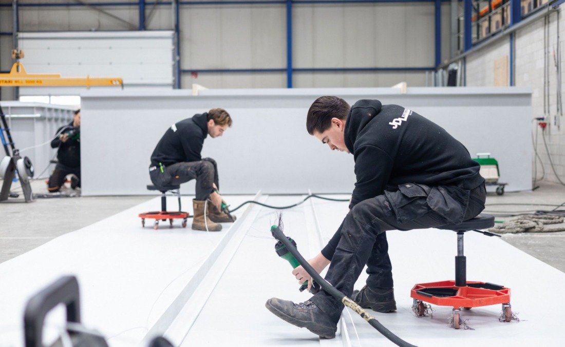 Werknemers van JDL Zwembaden aan het werk in de fabriek