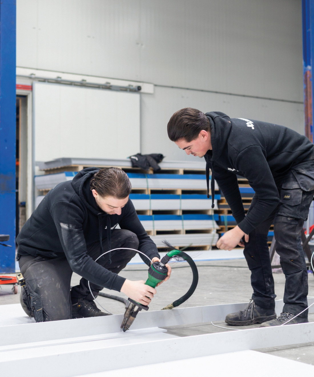 Jelle van JDL Zwembaden aan het werk in de fabriek
