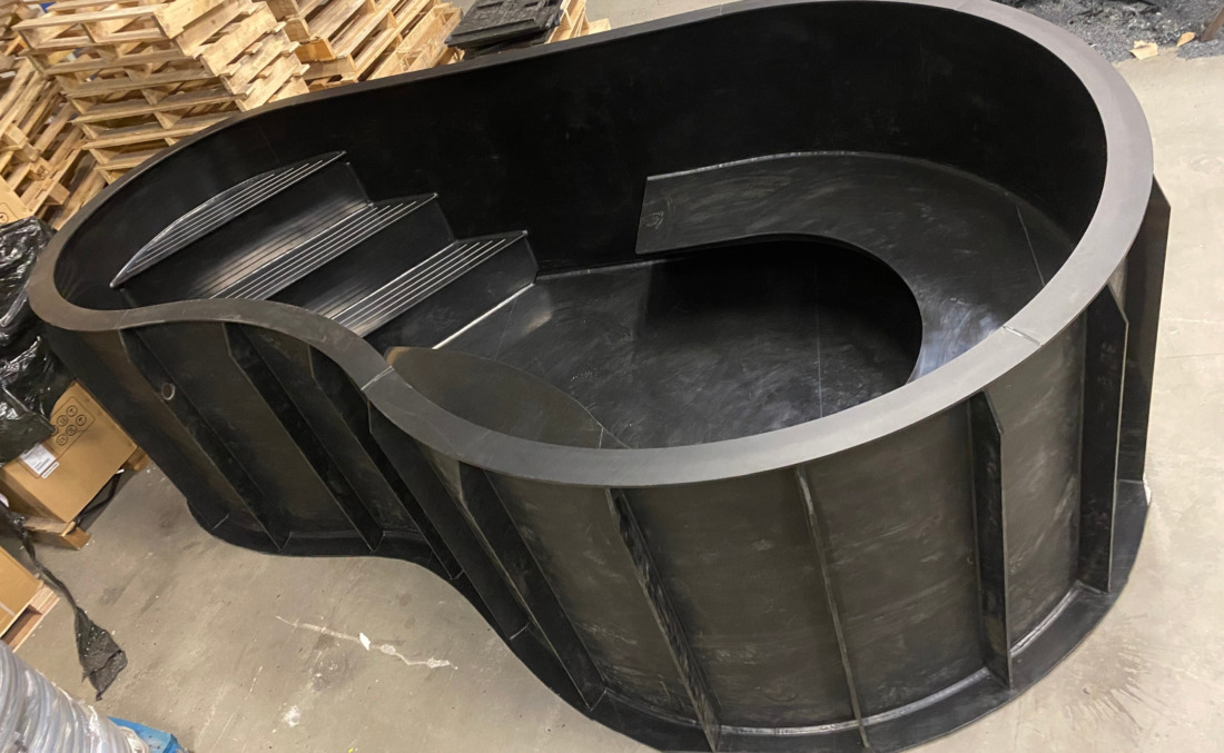 Organische vorm met zitgedeelte en inlooptrap van HDPE