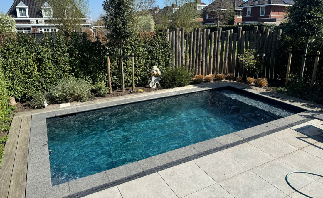 Zwembad met natuurlijke look met breed zitgedeelte