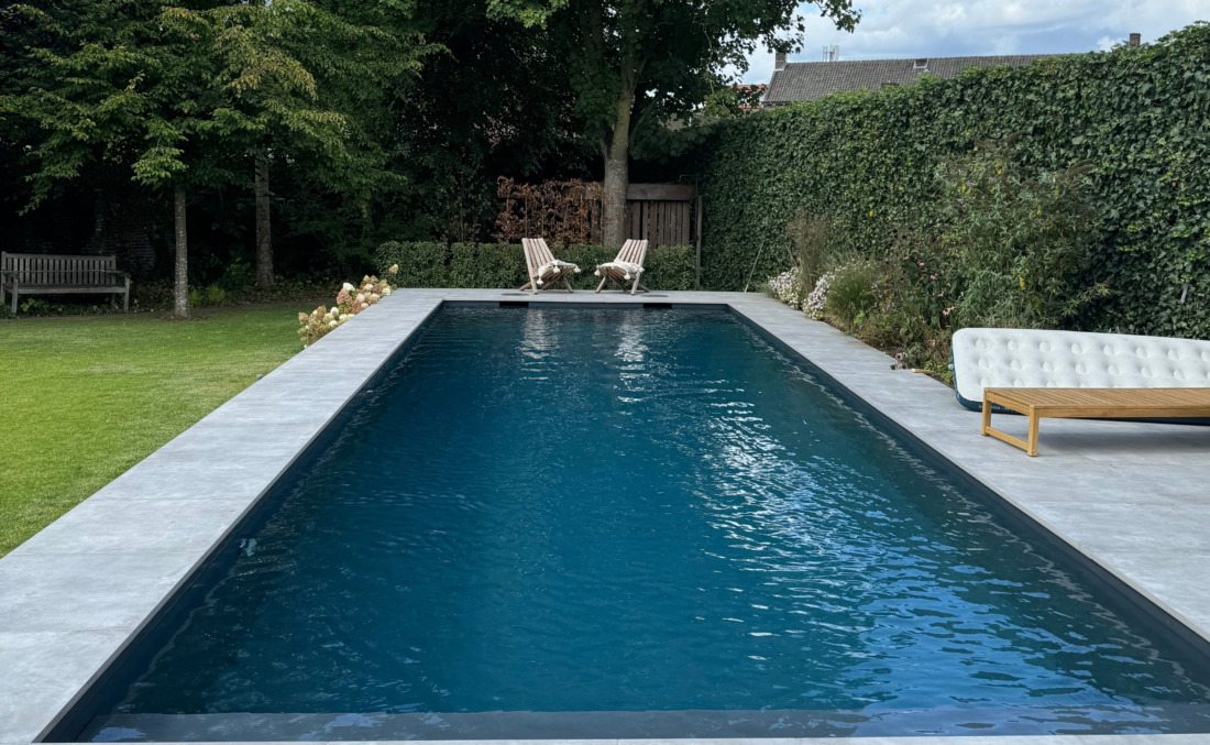 Langwerpig zwart HDPE zwemkanaal van JDL, ideaal voor het trekken van baantjes in eigen tuin.